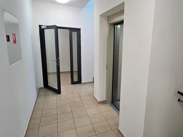 REZERVOVANÉ 1-izbový byt, Banská Bystrica, Skuteckého, 39 m2 | 590 €/mes. plus elektrická energia  | foto