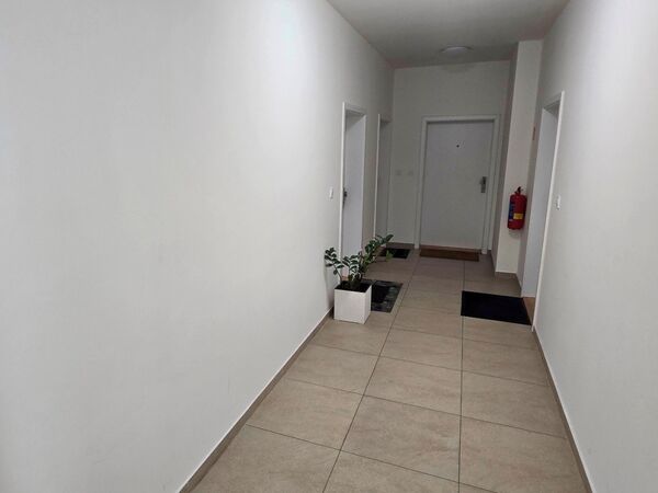 REZERVOVANÉ 1-izbový byt, Banská Bystrica, Skuteckého, 39 m2 | 590 €/mes. plus elektrická energia  | foto